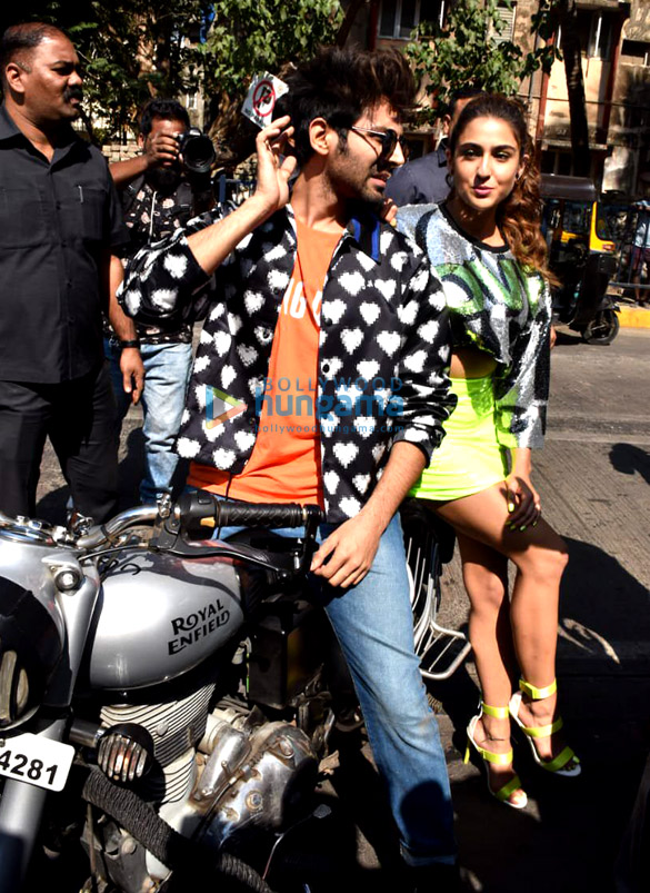 photos kartik aaryan and sara ali khan grace the trailer launch of their film love aaj kal 4