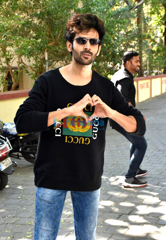 photos kartik aaryan celebrates his bodyguards birthday at dance class in juhu 3