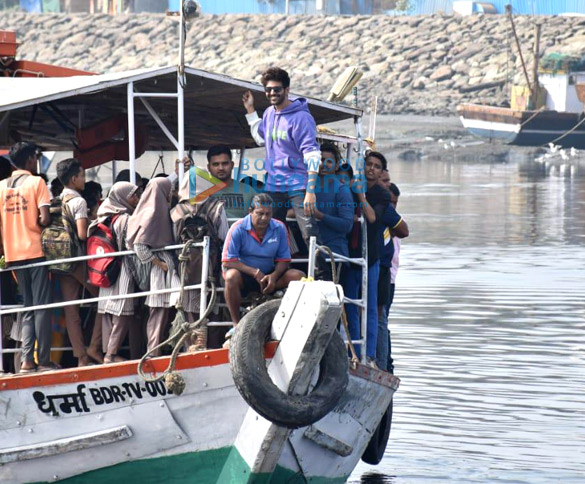 photos kartik aaryan snapped at versova jetty 1