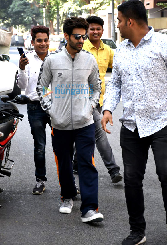 photos kartik aaryan snapped in bandra 4