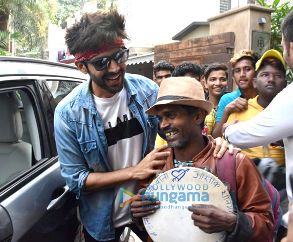 photos kartik aaryan snapped in juhu 4