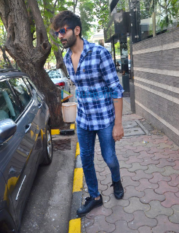 photos kartik aaryan spotted in juhu 5