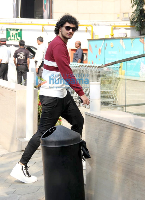 photos namashi chakraborty spotted at foodhall in bandra 3