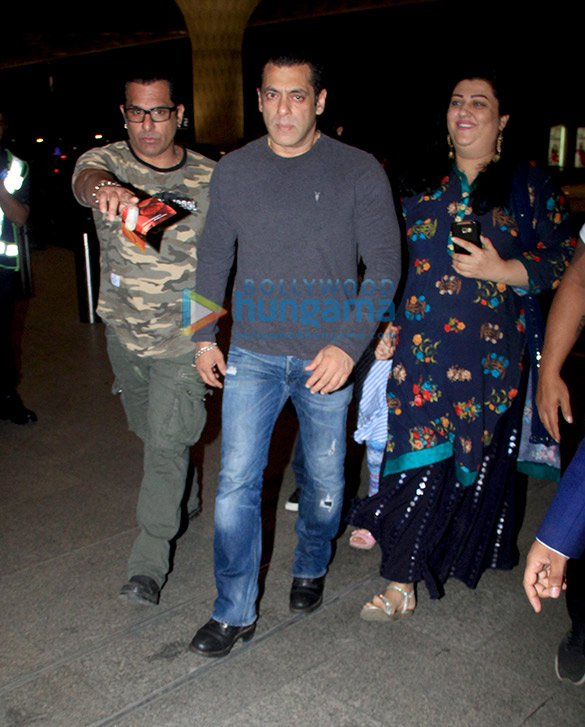 Photos: Salman Khan, Jackie Shroff, Vaani Kapoor and others snapped at the airport Photos: Salman Khan, Jackie Shroff, Vaani Kapoor and others snapped at the airport