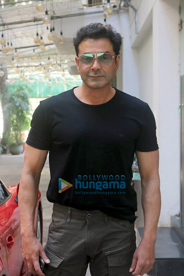 photos sara ali khan and bobby deol snapped at a dubbing studio in juhu 3