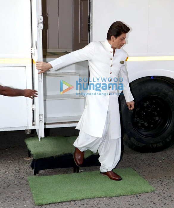 photos shah rukh khan snapped on the sets of dance plus 5 5