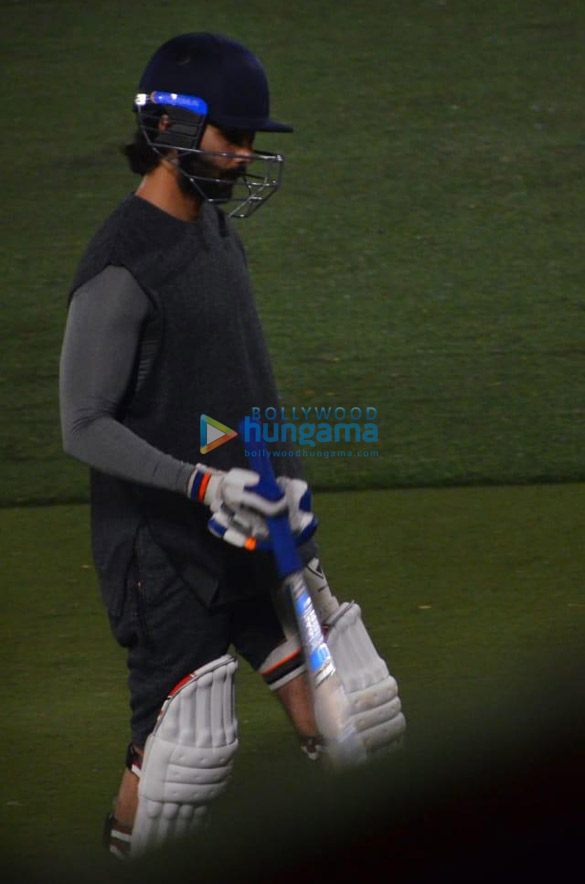 photos shahid kapoor snapped playing cricket in juhu 4