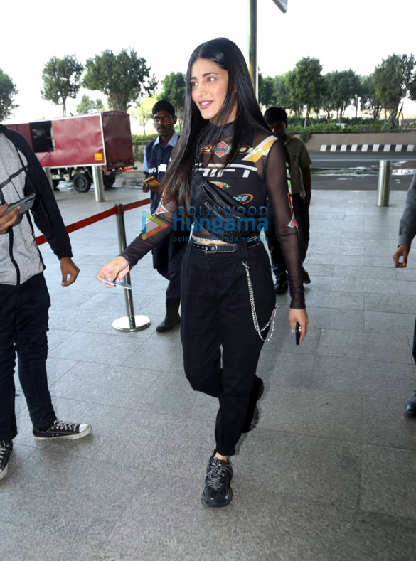 photos shruti haasan and angad bedi snapped at the airport 2
