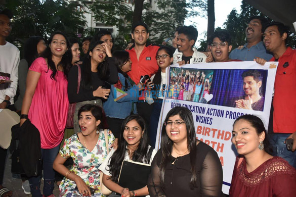 photos sidharth malhotra celebrates his birthday with fans 1