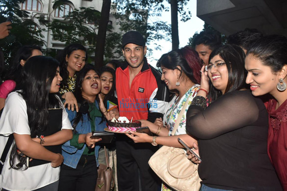 photos sidharth malhotra celebrates his birthday with fans 4