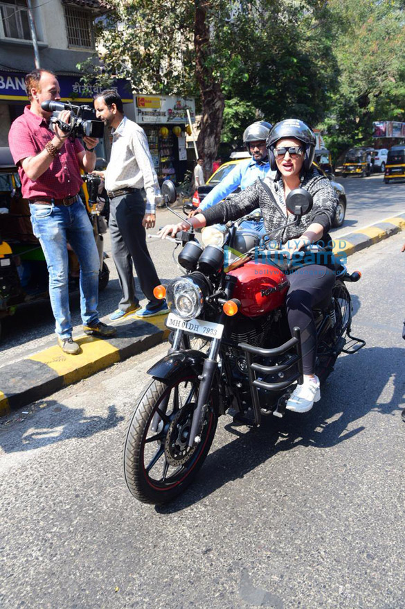 photos sonakshi sinha snapped enjoying a bike ride in bandra 2