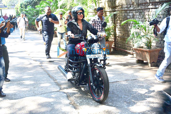 photos sonakshi sinha snapped enjoying a bike ride in bandra 3