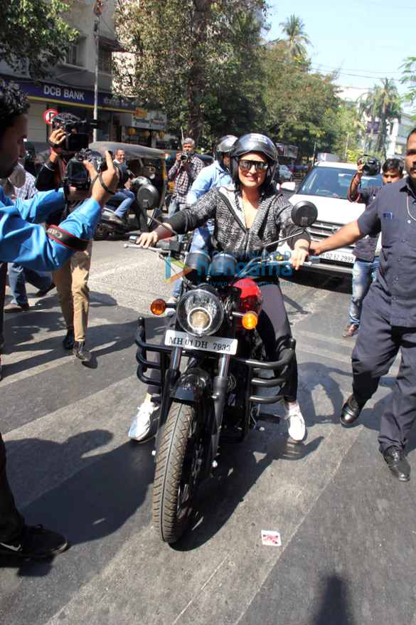 photos sonakshi sinha snapped enjoying a bike ride in bandra 4