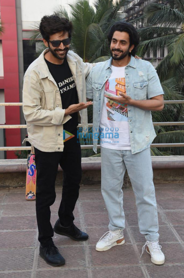 photos sunny singh nijjar sonnalli seygall and kartik aaryan snapped promoting their film jai mummy di 6