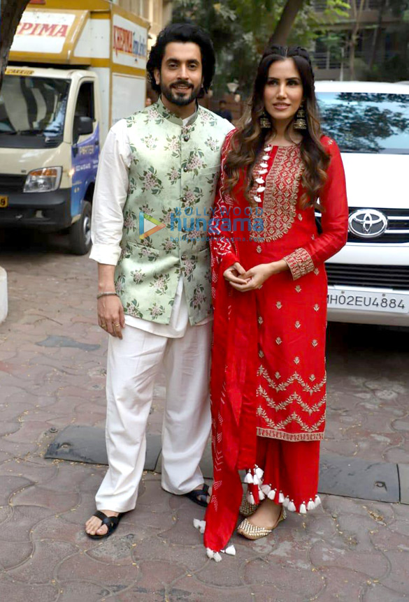 photos sunny singh nijjar sonnalli seygall and poonam dhillon snapped promoting their film jai mummy di 4