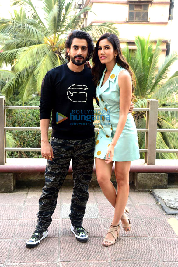 photos sunny singh nijjar and sonnalli seygall snapped promoting their movie jai mummy di 1