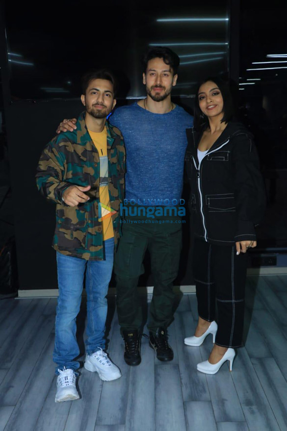 Photos: Tiger Shroff, Urvashi Rautela and others grace the opening a dance studio Photos: Tiger Shroff, Urvashi Rautela and others grace the opening a dance studio