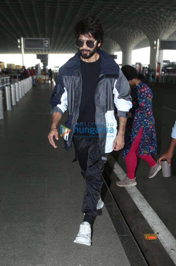 photos varun dhawan shraddha kapoor priyanka chopra jonas and others snapped at the airport 2 2