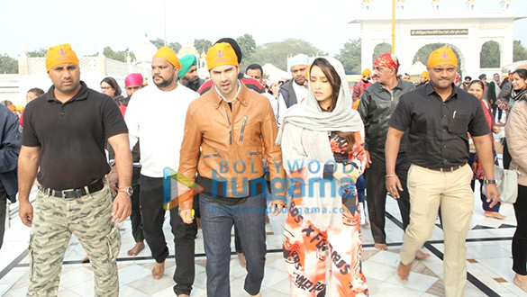 photos varun dhawan and sharddha kapoor snapped at the sri bangla sahib gurudwara 3