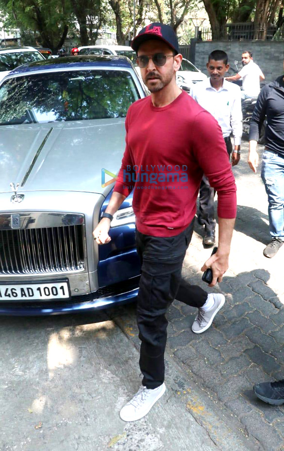 hrithik roshan spotted in bandra 2