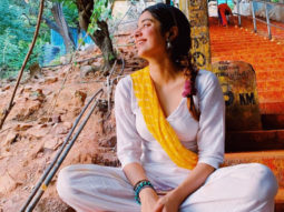 Janhvi Kapoor is all smiles as she poses in a simplistic ethnic outfit
