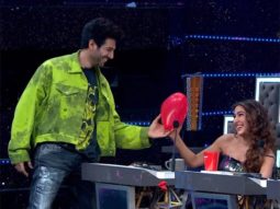 Kartik Aaryan gives a heart shaped balloon to Sara Ali Khan on Dance Plus 5
