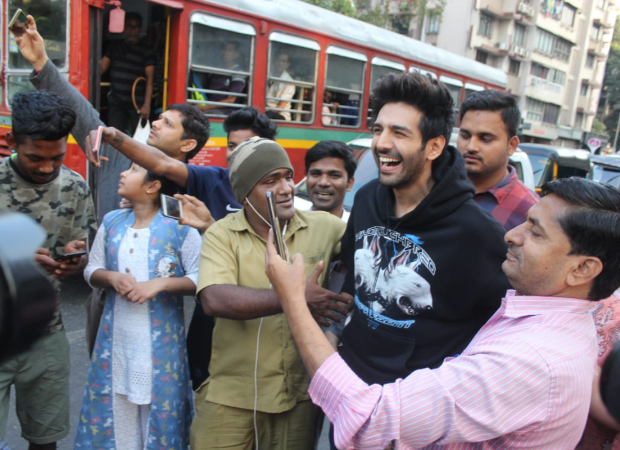 Kartik Aaryan shares a sweet moment with fans and Mumbai police officers 