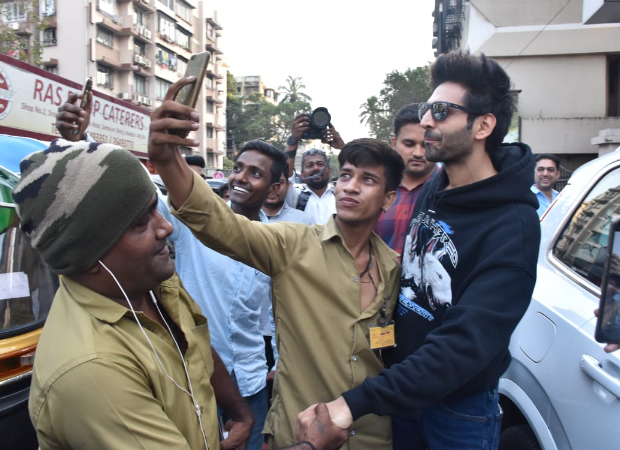 Kartik Aaryan shares a sweet moment with fans and Mumbai police officers 