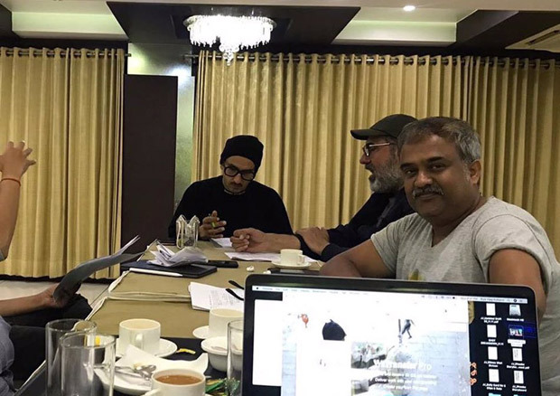 LEAKED PHOTOS: Ranveer Singh as a Gujarati man in Jayeshbhai Jordaar; Boman Irani & Shalini Pandey snapped on the sets LEAKED PHOTOS: Ranveer Singh as a Gujarati man in Jayeshbhai Jordaar; Boman Irani & Shalini Pandey snapped on the sets
