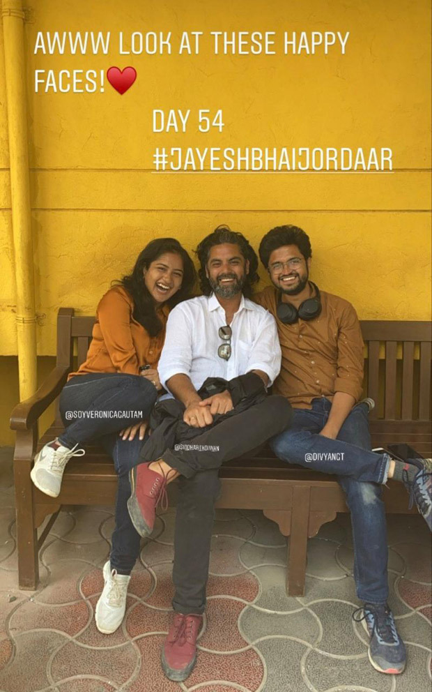 LEAKED PHOTOS: Ranveer Singh as a Gujarati man in Jayeshbhai Jordaar; Boman Irani & Shalini Pandey snapped on the sets LEAKED PHOTOS: Ranveer Singh as a Gujarati man in Jayeshbhai Jordaar; Boman Irani & Shalini Pandey snapped on the sets