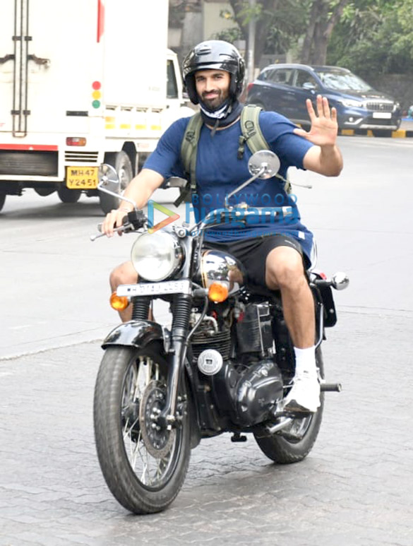 Photos: Aditya Roy Kapur snapped on a bike at Carter Road, Bandra Photos: Aditya Roy Kapur snapped on a bike at Carter Road, Bandra