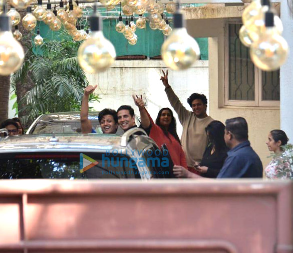 Photos: Akshay Kumar and Riteish Deshmukh snapped in Juhu Photos: Akshay Kumar and Riteish Deshmukh snapped in Juhu