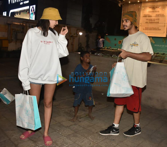 photos ananya panday and ishaan khatter snapped at food mall 2