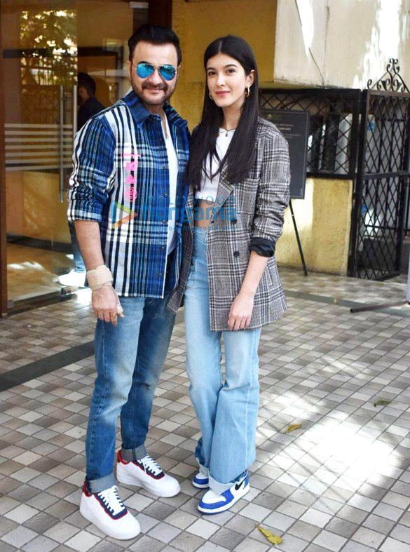photos anil kapoor and family snapped at the naming of a chowk in chembur after his father 8