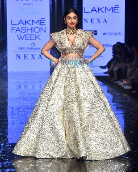 photos divya khosla kumar rhea chakraborty walk the ramp as show stoppers at lakme fashion week summerresort 2020 1