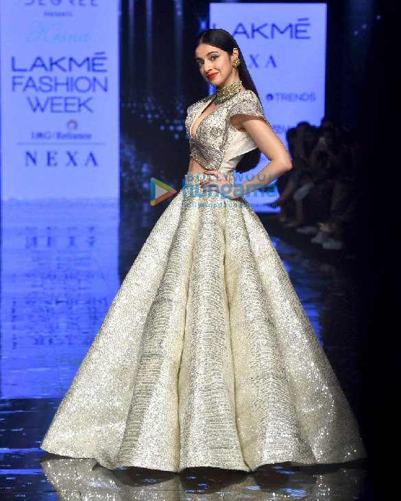photos divya khosla kumar rhea chakraborty walk the ramp as show stoppers at lakme fashion week summerresort 2020 3