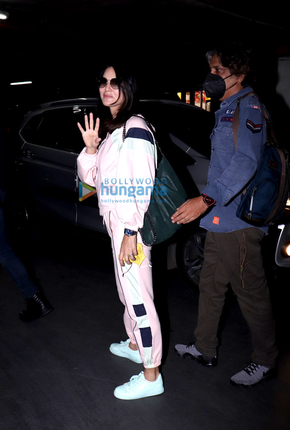 photos hrithik roshan and sunny leone snapped at the airport 4