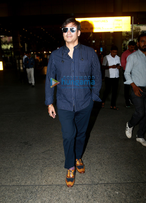 photos hrithik roshan and vivek oberoi snapped at the airport 2