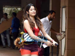 Photos: Janhvi Kapoor snapped in Juhu