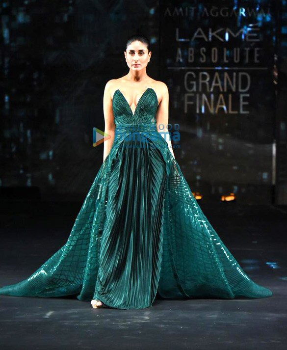 Photos: Kareena Kapoor Khan walks the ramp for Amit Aggarwal at Lakme Fashion Week 2020 grand finale Photos: Kareena Kapoor Khan walks the ramp for Amit Aggarwal at Lakme Fashion Week 2020 grand finale