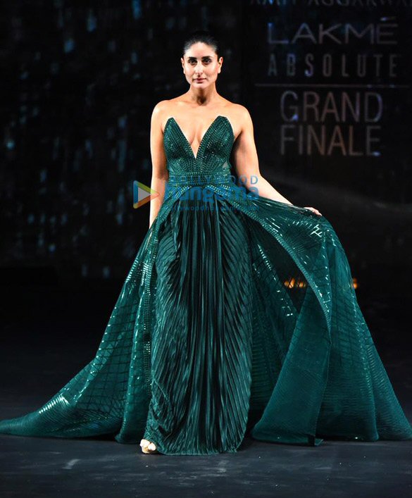 photos kareena kapoor khan walks the ramp for amit aggarwal at lakme fashion week 2020 grand finale 3