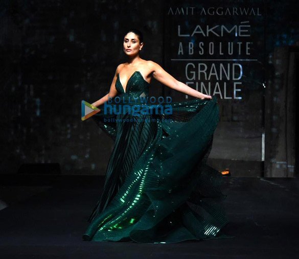 photos kareena kapoor khan walks the ramp for amit aggarwal at lakme fashion week 2020 grand finale 5
