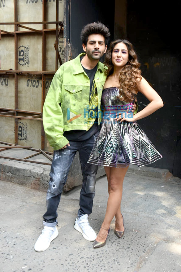 photos kartik aaryan and sara ali khan snapped promoting love aaj kal on sets of dance plus 5 4