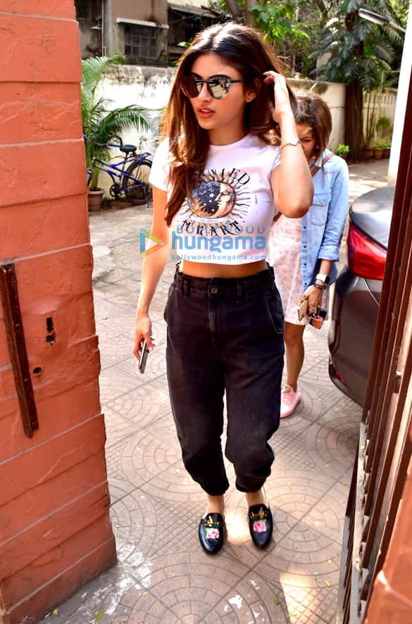 photos mouni roy snapped in juhu 1 2