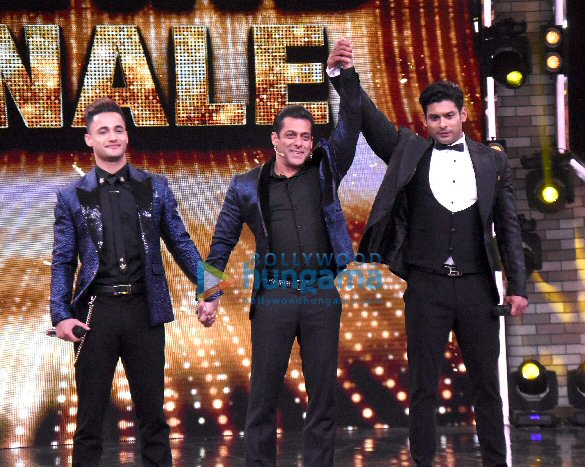 Photos: Salman Khan announces Sidharth Shukla as the winner of Bigg Boss 13, Asim Riaz comes second Photos: Salman Khan announces Sidharth Shukla as the winner of Bigg Boss 13, Asim Riaz comes second
