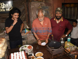 Photos: Sanjay Mishra and Hardik Mehta spotted at Goregaon’s Omelet Pav stall