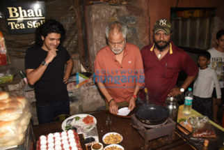 Photos: Sanjay Mishra and Hardik Mehta spotted at Goregaon’s Omelet Pav stall