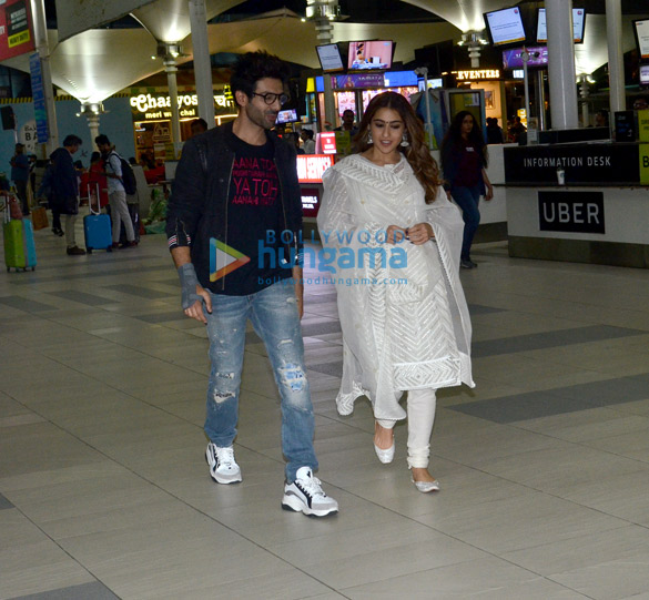 photos sara ali khan kartik aaryan deepika padukone and ranveer singh snapped at the airport 3