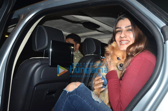 photos sara ali khan kartik aaryan deepika padukone and others snapped at the airport 2