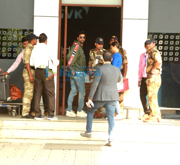 photos sara ali khan kartik aaryan deepika padukone and others snapped at the airport 5